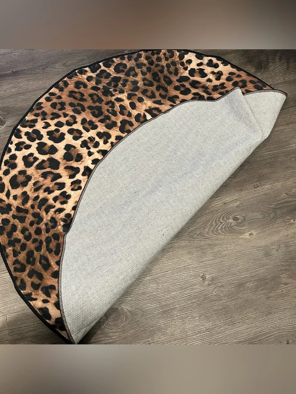 NEW 3’ Leopard Print Round Accent Rug